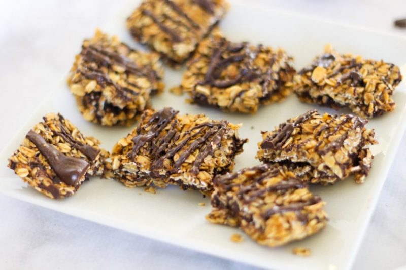 No-bake almond butter chocolate oat bars