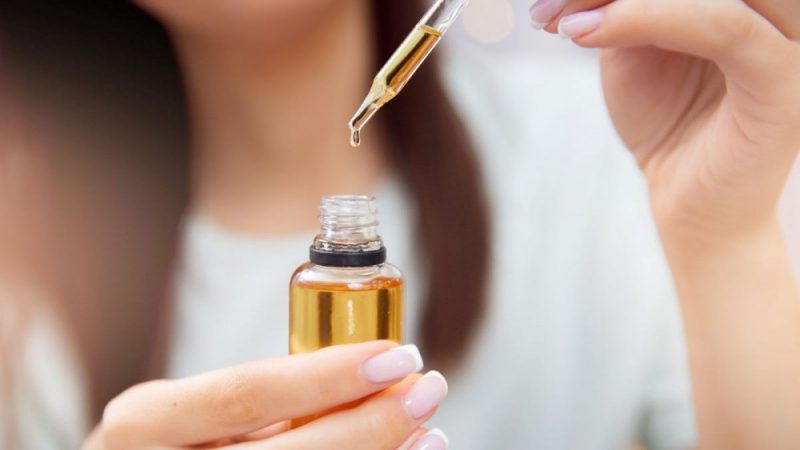 Can Castor Oil Make Your Eyelashes Longer?